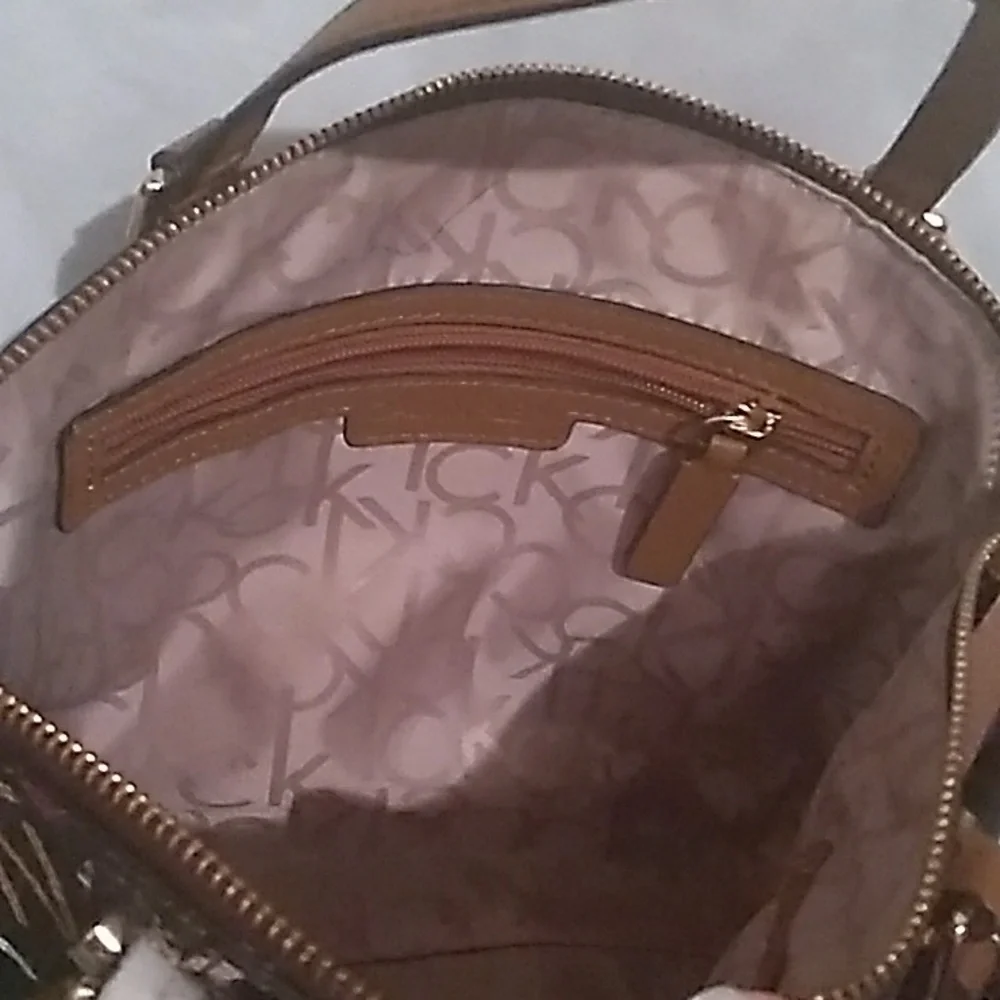 Calvin Klein Bag with Dark Background and Monogram Print (L1) - Picture 11 of 14